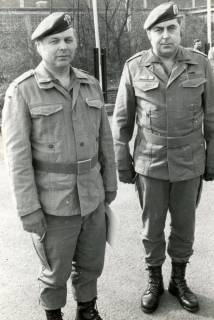 ARH Slg. Bartling 4335, Doppelporträt von N. N. (l.) und Stabsfeldwebel Werner Harre (r.) in Arbeitsuniform, Luttmersen, um 1985
