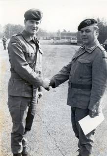 ARH Slg. Bartling 4340, Verleihung einer Urkunde an Stabsfeldwebel Werner Harre durch Oberstleutnant Hans-Jürgen Reusch, Kommandeur PzArtBtl 35, (beide in Arbeitsuniform) auf dem Exerzierplatz der Kaserne, Luttmersen, um 1985