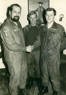 ARH Slg. Bartling 4341, Gratulation per Handschlag für den Oberleutnant Kuttner (r.) durch den Luttmersener Kompaniechef Hauptmann Busch (beide im Overall), dazwischen der Stabsfeldwebel Klaus Schmidt im Pullover, Luttmersen, um 1985