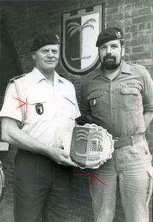ARH Slg. Bartling 4342, Überreichung eines Kuchens in Form eines Wappens des PzBtl 33 an den Spieß der Kompanie, Stabsfeldwebel Adam Schmelzer (in sommerlicher Dienstuniform) durch Kompaniechef Hauptmann Busch (in Arbeitsuniform), Luttmersen, um 1985