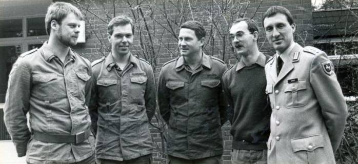 ARH Slg. Bartling 4344, Gruppenbild mit vier Luttmersener Soldaten in Arbeitsuniform, rechts daneben der Kommandeur PzArtBtl 35, OTL Reusch, Luttmersen, um 1985