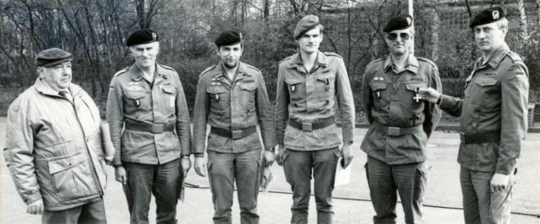 ARH Slg. Bartling 4345, Auszeichnung von einem zivilen Mitarbeiter und vier Soldaten (darunter Verleihung eines Ehrenkreuzes an den Soldaten Hankemeier (2. v. r.)) durch den Luttmersener Bataillonskommandeur OTL Friedel Eggelmeyer (alle in Arbeitsuniform), Luttmersen, zwischen 1988/1990