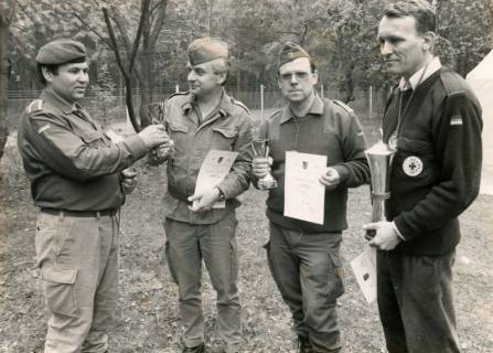 ARH Slg. Bartling 4346, Überreichung von Pokalen des Schießen um den Kapitän-Stricker Pokal der Reservistenkameradschaft Neustadt a. Rbge. an drei Soldaten durch Unteroffizier d. R. Gerhard Bautz auf Standortschießanlage auf dem Fliegerhorst, Poggenhagen, zwischen 1986/1989