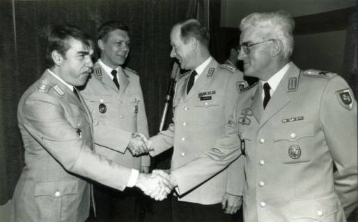 ARH Slg. Bartling 4347, Begrüßung per Handschlag von vier Soldaten in Ausgehuniform (2. v. r. Oberst N. N.), Luttmersen, um 1985