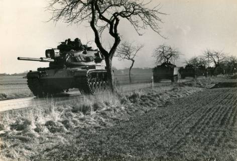ARH Slg. Bartling 4364, Panzer bei der Fahrt über eine Landstraße, Blick vom Straßenrand auf den anrollenden Verband, Luttmersen, um 1972