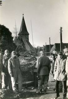 ARH Slg. Bartling 4366, Ein Panzer umgeben von einigen Soldaten in unterschiedlichen Uniformen, Blick über die Front des Panzers und die dabeistehenden Soldaten auf den Kirchturm von Osten, Rodewald, um 1972