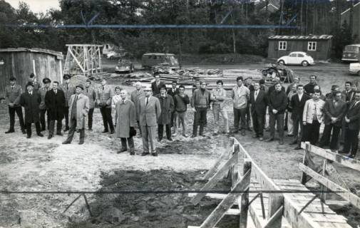 ARH Slg. Bartling 4369, Richtfest beim Soldatenheim Haus an der Jürse, Blick von der Außenmauer auf die zahlreichen Zuschauer, Luttmersen, 1970