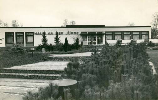 ARH Slg. Bartling 4371, Soldatenheim Haus an der Jürse, Vorderfront des fertiggestellten Baus einschließlich Zugangstreppe, Luttmersen, 1975