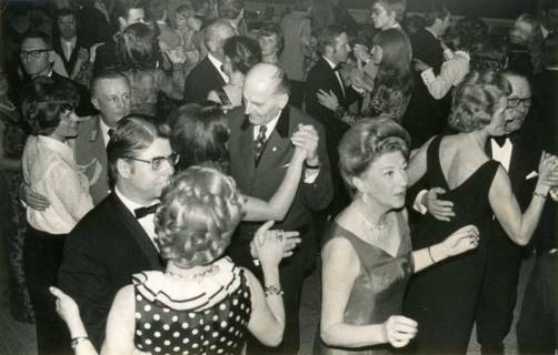 ARH Slg. Bartling 4374, Standortball im Soldatenheim Haus an der Jürse, Blick auf die vollbesetzte Tanzfläche, Luttmersen, 1973