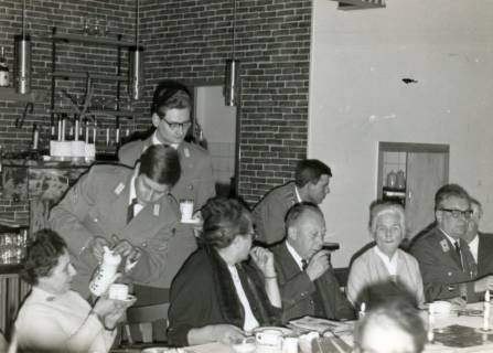 ARH Slg. Bartling 4386, Bewirtung von Vertretern des DRK aus Neustadt a. Rbge. als Gäste durch Sanitätssoldaten, Luttmersen, um 1970