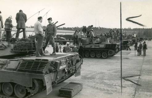 ARH Slg. Bartling 4390, Tag der offenen Tür, Ausstellung der auf dem Vorplatz der Hallen geparkten Panzer, die von Besuchern "erobert" worden sind, Luttmersen, 1973