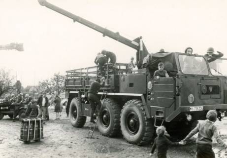 ARH Slg. Bartling 4395, Tag der offenen Tür, Ausstellung eines LKW mit Ladekran, umspielt von zahlreichen Kindern, Luttmersen, um 1975