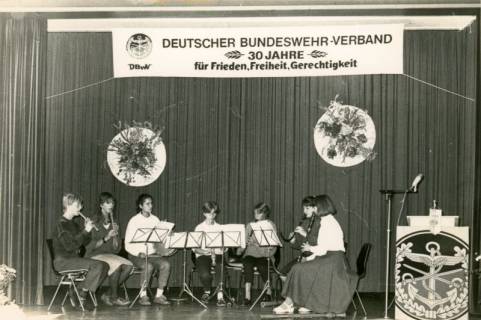 ARH Slg. Bartling 4405, Auftritt einer Flötengruppe auf der Bühne des Festsaals beim Festakt "Deutscher Bundeswehr-Verband - 30 Jahre - für Frieden, Freiheit, Gerechtigkeit" im Soldatenheim Haus an der Jürse, Luttmersen, 1986