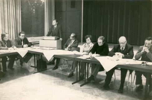 ARH Slg. Bartling 4415, Tagung der Mitglieder des Kreiskirchentages, am Pult stehend Pastor Wiedemann im Soldatenheim Haus an der Jürse, Luttmersen, ohne Datum