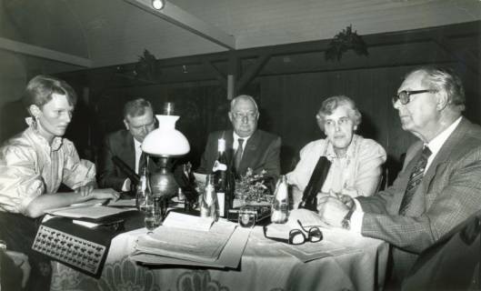 ARH Slg. Bartling 4429, Vorstandssitzung (?) mit fünf Teilnehmer*innen (in der Mitte Henry Hahn) am runden Tisch im Gasthaus Küster, Mandelsloh, um 1980