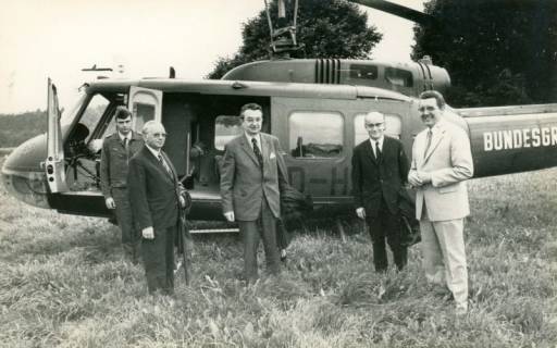 ARH Slg. Bartling 4439, Besuch aus Bonn, Ausstieg der vierköpfigen Delegation aus einem Hubschrauber des Bundesgrenzschutzes, Mariensee, ohne Datum