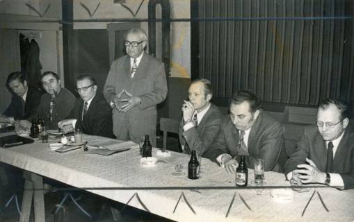 ARH Slg. Bartling 4440, Vortrag des Niedersächsischen Sozialministers Kurt Partzsch (SPD, stehend), Blick auf den Vorstandstisch, Mariensee, 1973