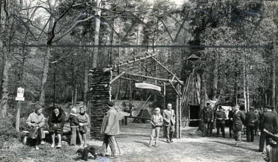 ARH Slg. Bartling 4443, Lagerdorf der Waldjugend im Marienseeer Klosterforst, Tag der offenen Tür , Blick auf das Lagertor, Mariensee, 1974