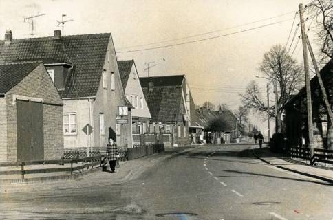 ARH Slg. Bartling 4444, Ortsdurchfahrt, Höltystraße, links die Niederlassung der Kreissparkasse Neustadt, Mariensee, 1975