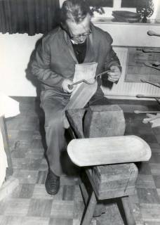ARH Slg. Bartling 4445, Friedrich Gliesmann, Mollenhauer, bei der Arbeit, Blick von vorn, Mariensee, um 1975