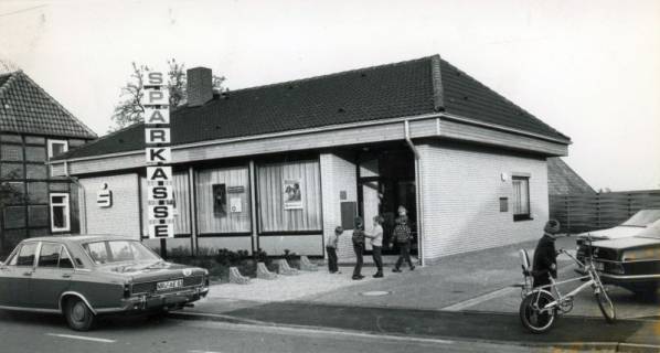 ARH Slg. Bartling 4452, Der Neubau der Kreissparkassenfiliale, Außenansicht von der Höltystraße, Mariensee, 1971