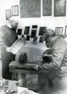 ARH Slg. Bartling 4455, Friedrich Gliesmann, Mollenhauer, bei der Arbeit, Blick von der Seite, Mariensee, um 1975