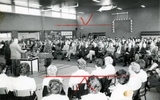 ARH Slg. Bartling 4463, Festakt zur Einweihung der neuen Turnhalle, Blick über die Köpfe von Frauen auf die zahlreichen Gäste in der Halle, links am Pult ein Redner, Mariensee, 1986