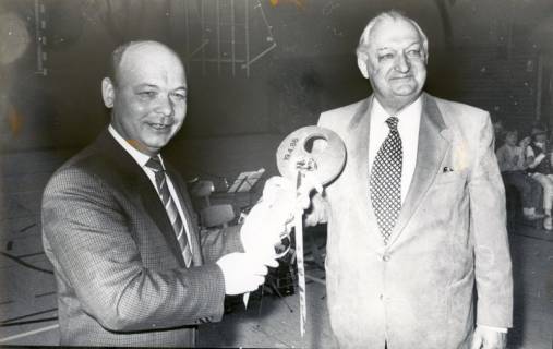 ARH Slg. Bartling 4464, Symbolische Schlüsselübergabe an Bürgermeister Henry Hahn (r.) durch Dankwart Müller beim Festakt zur Einweihung der neuen Turnhalle, Mariensee, 1986