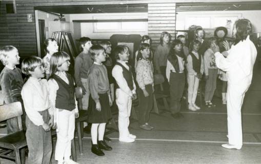 ARH Slg. Bartling 4466, Chorgesang der Schulkinder unter Leitung einer Lehrerin beim Festakt zur Einweihung der neuen Turnhalle, Mariensee, ohne Datum