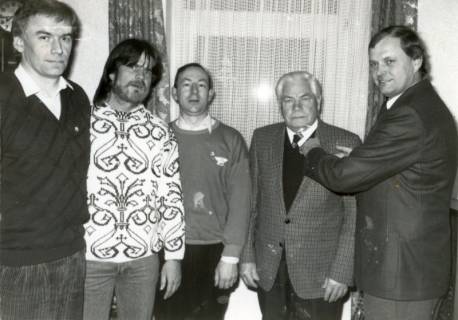 ARH Slg. Bartling 4468, Überreichung eines Sportabzeichens (?) an (v. l.) W. Stünkel, G. Mandau, G. Lühring und W.Rache. durch J. Krage., Mariensee, um 1985