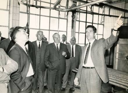 ARH Slg. Bartling 4472, Besuchergruppe aus Kreistagsmitgliedern in einem Funktionsraum des Instituts für Tierzucht und Tierverhalten, Mariensee, um 1970