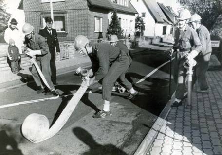 ARH Slg. Bartling 4475, Ausrollen der Schläuche bei einer Feuerwehrübung in einer Wohnstraße, Mariensee, um 1980