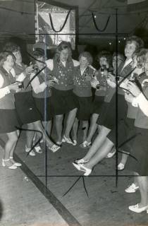 ARH Slg. Bartling 4483, Marienseeer Schützinnen in Uniform untergehakt im Halbkreis bei Gruppentanz und Gesang mit einem Glas in der Hand, Mariensee, 1974