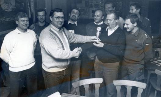 ARH Slg. Bartling 4485, Überreichung eines Pokals an mehrere Schützen (darunter auch zwei Soldaten in Uniform) durch Karl Heierhorst., Mariensee, um 1975