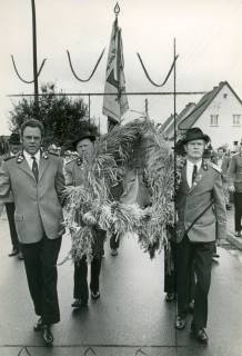 ARH Slg. Bartling 4490, Händischer Transport der Erntekrone auf der Straße durch den Vorstand Walter Deppe (r.) und andere Schützen beim Erntefestumzug, Mariensee, 1974