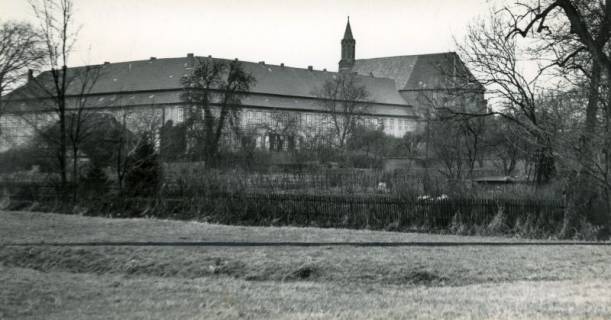 ARH Slg. Bartling 4494, Außenansicht des Klosters über die Hagener Aue und die Gärten der Stiftsdamen auf die Stiftsgebäude und die Kirche von Südosten, Panoramabild, Mariensee, 1971