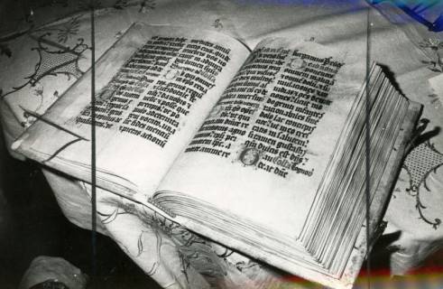 ARH Slg. Bartling 4500, Aufgeschlagenes lateinisches Stundenbuch der Äbtissin Odilie von Ahlden von 1522, Textura-Handschrift auf Pergament im Kloster, Mariensee, 1973