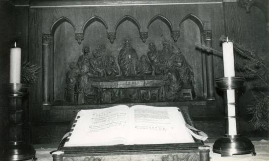 ARH Slg. Bartling 4502, Holzrelief mit Darstellung des Abendmahls im neugotischen Altaraufsatz von R. Engelhard, Blick über das aufgeschlagene Messbuch auf das Relief im Kloster, Mariensee, um 1970