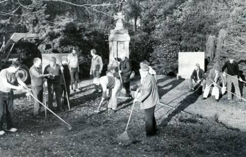 ARH Slg. Bartling 4512, Freiwilliger Arbeitseinsatz zur Pflege des Platzes beim Kriegerdenkmal, Mardorf, um 1980