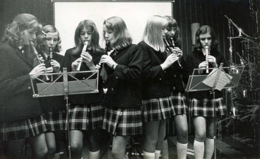 ARH Slg. Bartling 4518, Auftritt des Blockflötenkreises bei der Adventsfeier im DRK-Heim, Mardorf, 1972