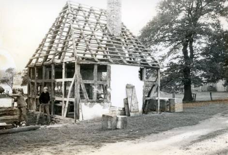 ARH Slg. Bartling 4531, Sanierung der Alten Schmiede mit frei gelegtem Fachwerkskelett und abgedecktem Dach, Außenansicht von hinten über eine Ecke, Mardorf, um 1980