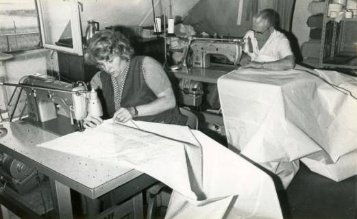 ARH Slg. Bartling 4539, Zwei Personen beim Nähen von Segeln in der Segelmacherei Jörg Hustau, Mardorf, um 1980