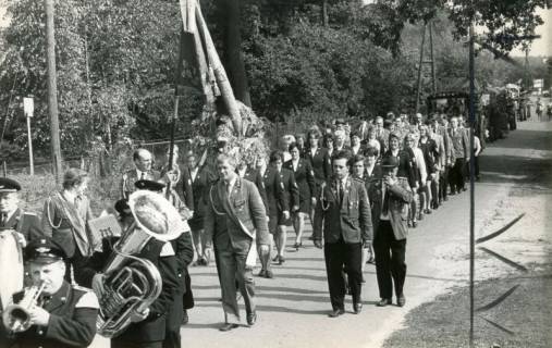 ARH Slg. Bartling 4542, Blick über Feuerwehrkapelle auf die Marschierenden, dahinter die Trecker mit den Wagen beim Erntefestumzug, Mardorf, 1972