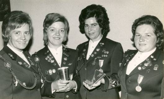ARH Slg. Bartling 4548, Gruppenfoto der vier Siegerinnen im Rundenwettkampf beim Schützenfest, Mardorf, 1974