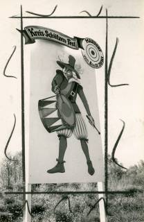 ARH Slg. Bartling 4549, Werbeschild mit Abbild eines Landsknechtstrommlers mit breitkrempigem Federhut vom Kreis-Schützenfest, Mardorf, 1973