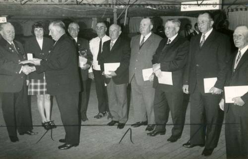 ARH Slg. Bartling 4550, Ehrungen von Landrat Friedrich Meyer (l.), Frau Lorisch und vielen anderen Männern durch Gemeindedirektor Friedrich Brase im Festzelt beim Kreis-Schützenfest, Mardorf, 1973