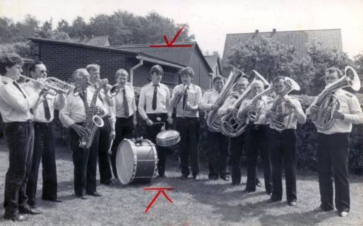 ARH Slg. Bartling 4563, Blaskapelle der Feuerwehr bei einer Stellprobe auf dem Rasen eines Gartens, Mardorf, um 1980