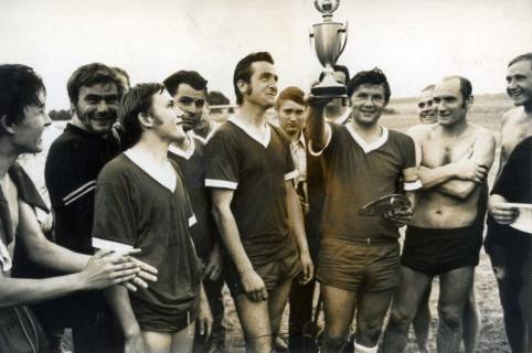 ARH Slg. Bartling 4565, Fußballverein Mardorf, Präsentation des bei einem Turnier gewonnenen Pokals durch Mannschaftsführer Thürnau, Schneeren, 1971