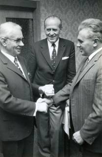 ARH Slg. Bartling 4589, Überreichung der Niedersächsischen Landesmedaille (?) an den Mardorfer Bürgermeister Wilhelm Brase (rechts) durch Richard Langeheine, MdL (CDU), Kultusminister a. D., zwischen ihnen Michael Baldauf, MdL (CDU), Mardorf, 1972