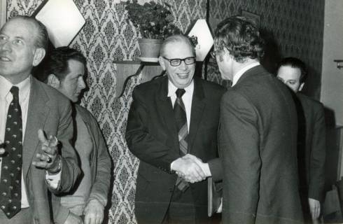 ARH Slg. Bartling 4590, Begrüßung des Hannoverschen Regierungspräsidenten Hans-Adolf de Terra (CDU) per Handschlag durch den Neustädter Bürgermeister Fritz Temps (CDU), Mardorf, um 1972